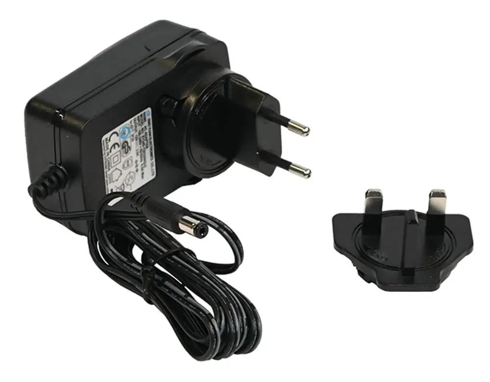 Schwarzes Steckernetzteil von Syr mit abnehmbarem Stecker. Kabel mit Rundstecker für elektrische Geräte. Klare Kennzeichnungen auf der Gerätevorderseite.